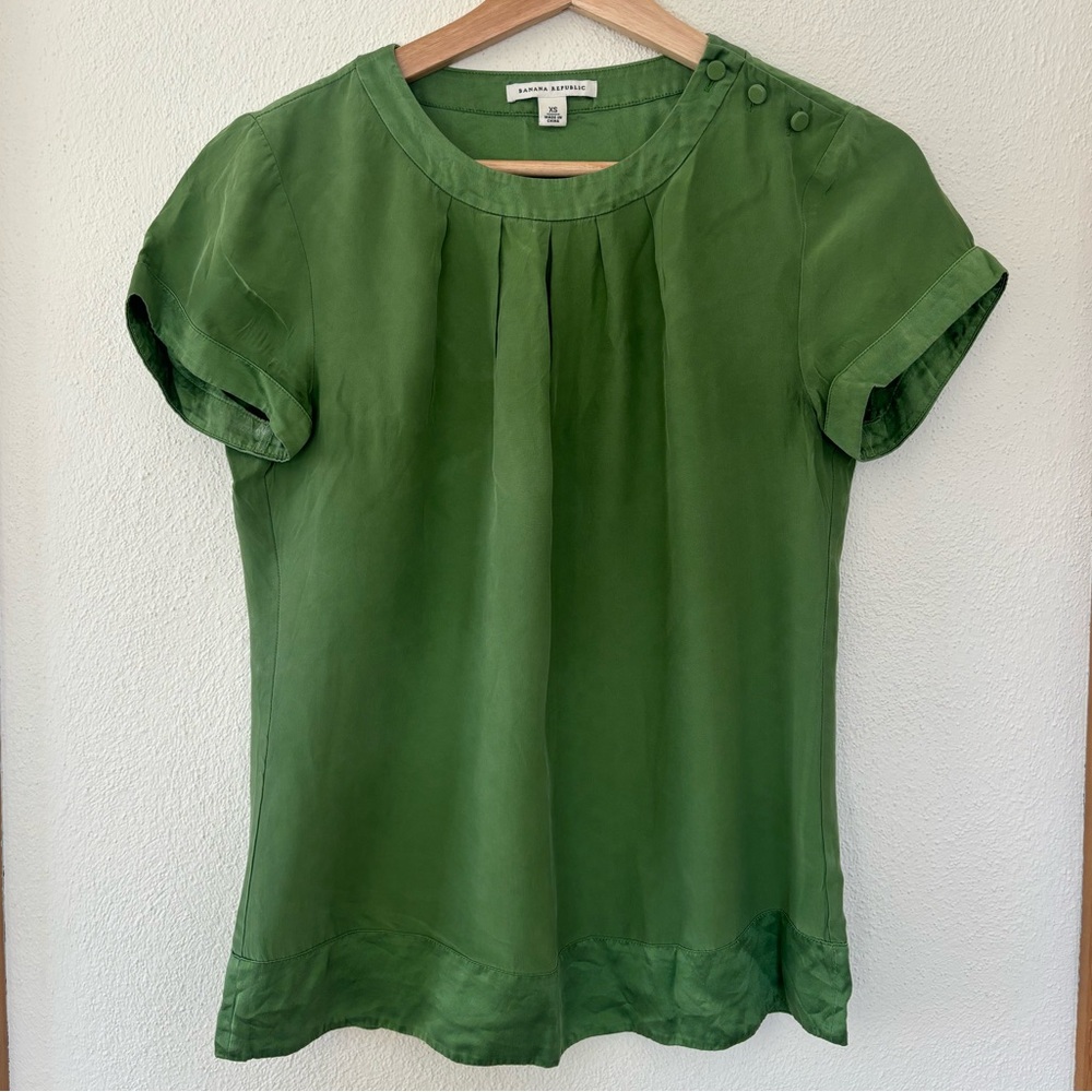 Banana Republic XS Green Blouse w/Button & Silk Detail.